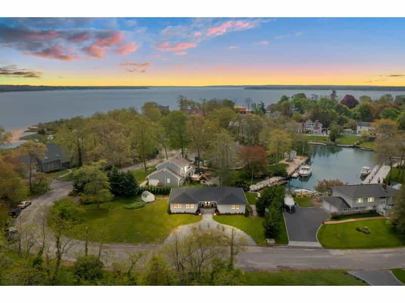 House in Southold, New York 10215287