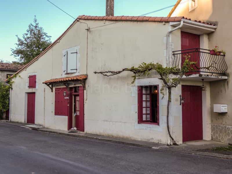 房子 在 Civray, Nouvelle-Aquitaine 10218393