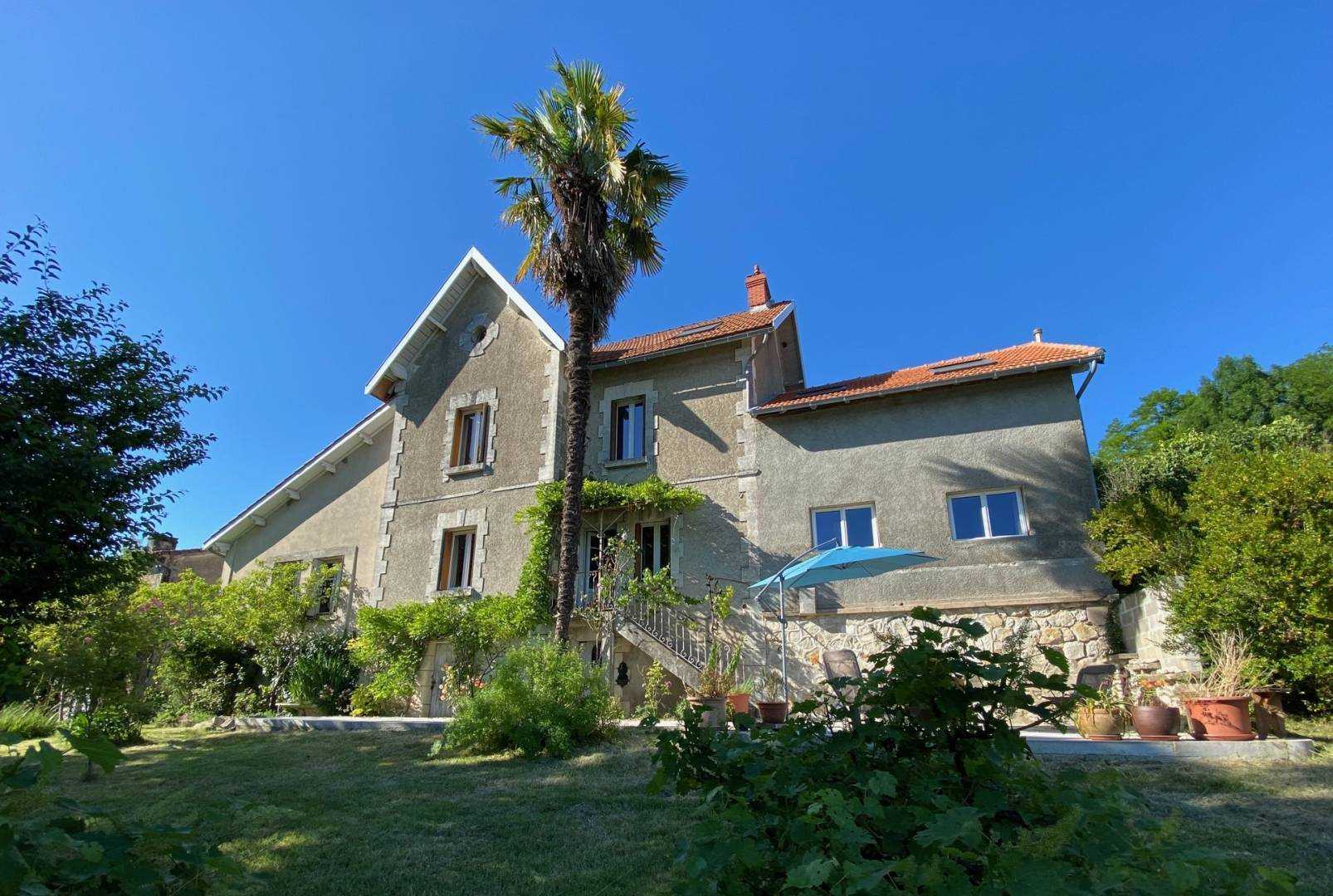 House in Montmoreau, Nouvelle-Aquitaine 10218451