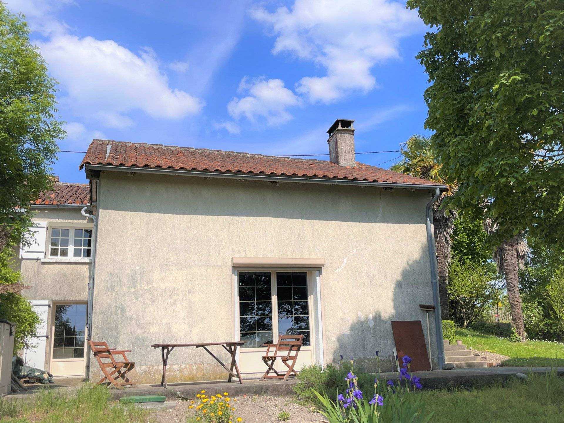 بيت في Salles-Lavalette, Nouvelle-Aquitaine 10218455