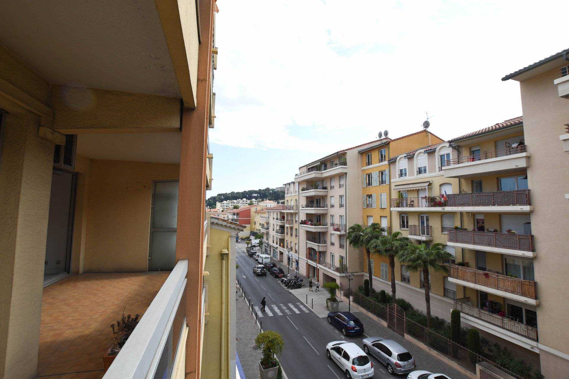 Condominium in Saint-Laurent-du-Var, Provence-Alpes-Cote d'Azur 10218474