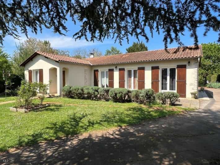 House in Lizant, Nouvelle-Aquitaine 10218494