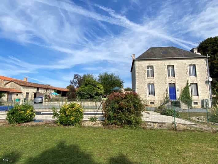 House in Chaunay, Nouvelle-Aquitaine 10218506