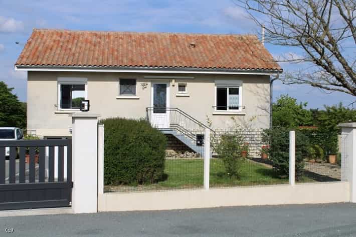 σπίτι σε Civray, Nouvelle-Aquitaine 10218519