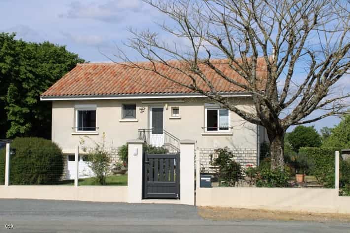 σπίτι σε Civray, Nouvelle-Aquitaine 10218519