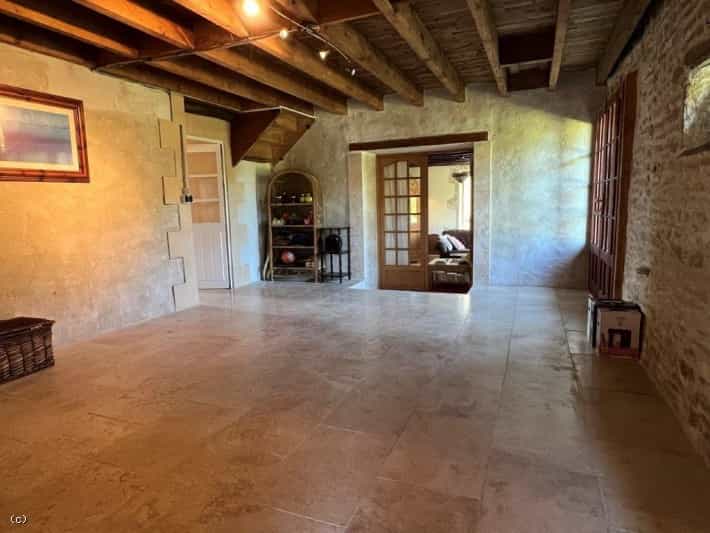 House in Cellefrouin, Nouvelle-Aquitaine 10218522