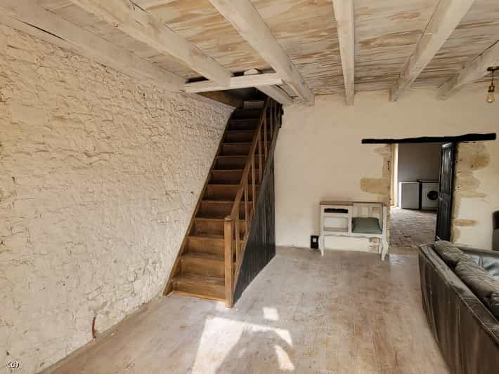 Dom w Nanteuil-en-Vallée, Nouvelle-Aquitaine 10218529