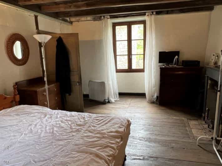 بيت في Charroux, Nouvelle-Aquitaine 10218530