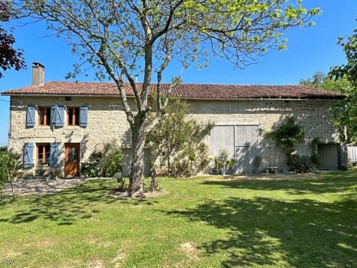 House in Nanteuil-en-Vallee, Nouvelle-Aquitaine 10218565