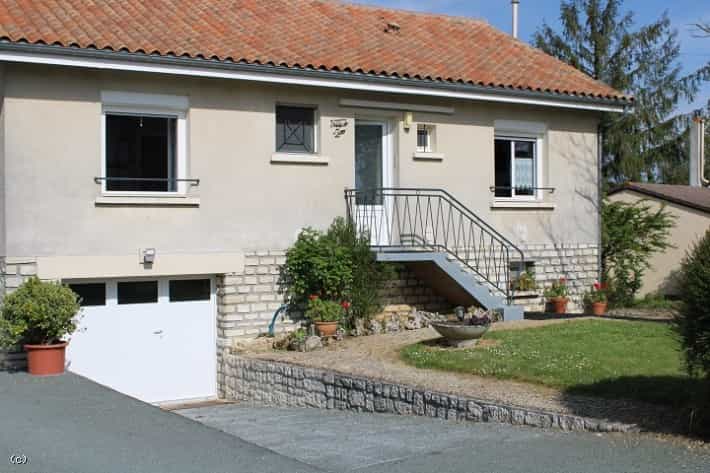 rumah dalam Civray, Nouvelle-Aquitaine 10218586