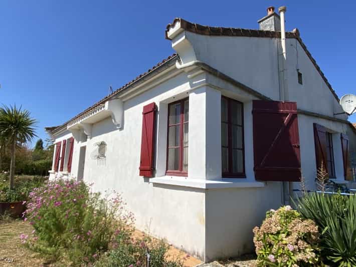 房子 在 Civray, Nouvelle-Aquitaine 10218592