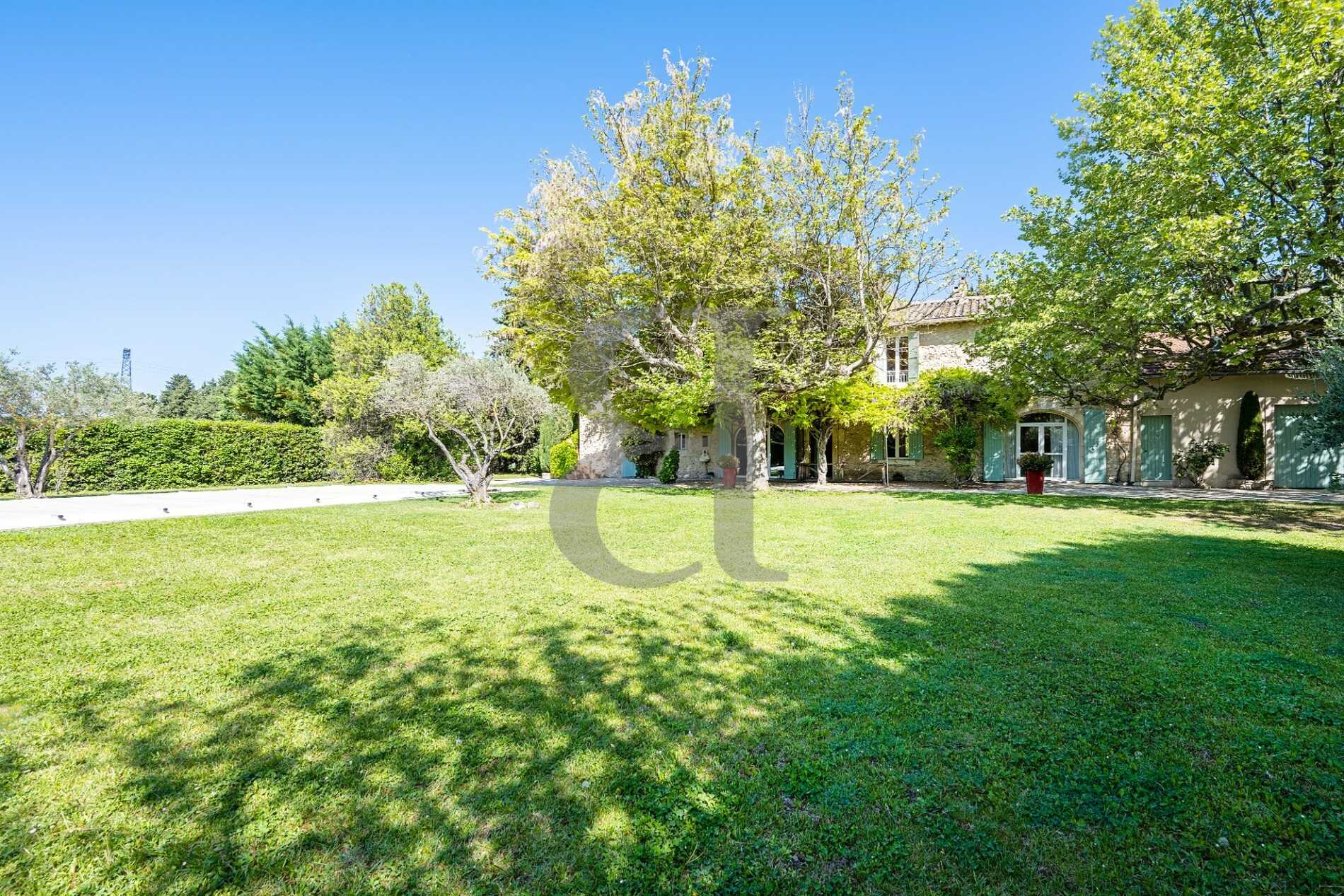 House in L'Isle-sur-la-Sorgue, Provence-Alpes-Cote d'Azur 10218705
