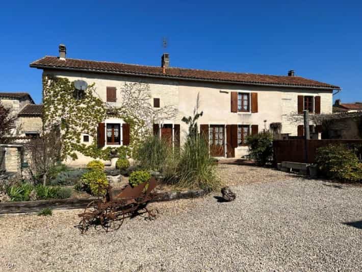 House in Tusson, Nouvelle-Aquitaine 10218793