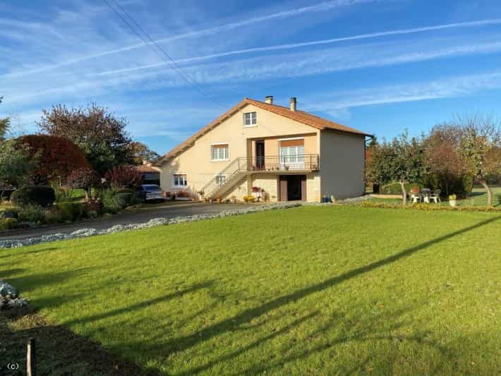 σπίτι σε Aunac-sur-Charente, Nouvelle-Aquitaine 10218825