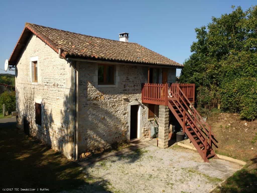 House in Champagne-Mouton, Nouvelle-Aquitaine 10218980