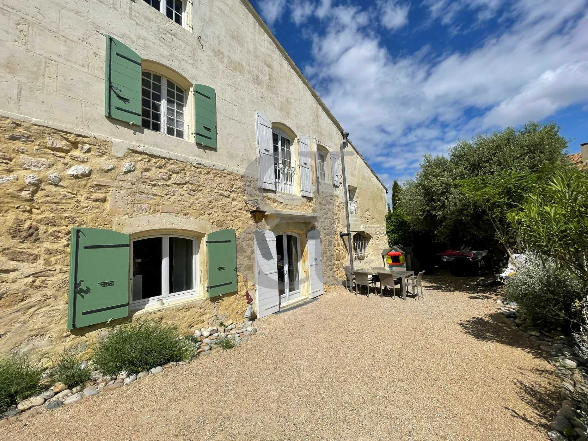 房子 在 Fontvieille, Provence-Alpes-Cote d'Azur 10219100