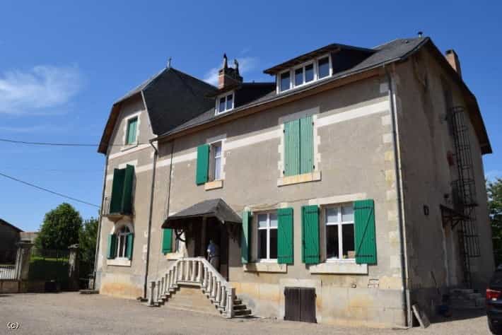 Rumah di Ruffec, Nouvelle-Aquitaine 10219233