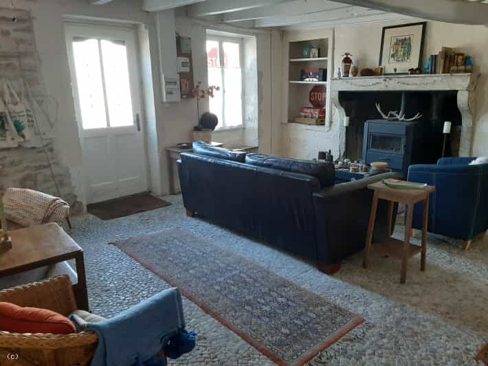 House in Champagne-Mouton, Nouvelle-Aquitaine 10219292