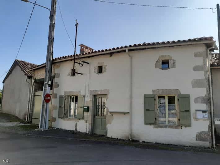House in Champagne-Mouton, Nouvelle-Aquitaine 10219292