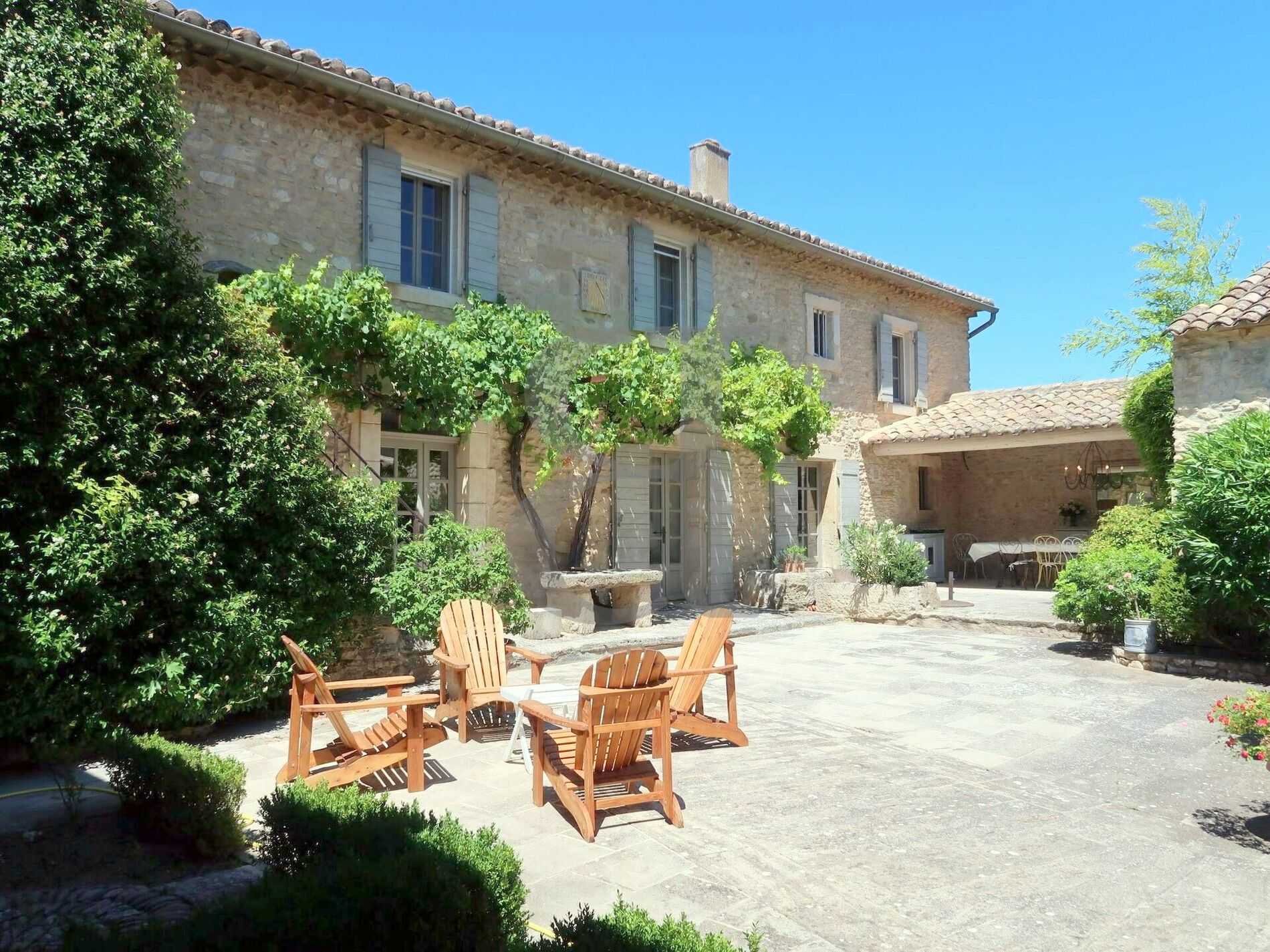 House in L'Isle-sur-la-Sorgue, Provence-Alpes-Cote d'Azur 10219333
