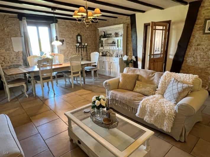 House in Champagne-Mouton, Nouvelle-Aquitaine 10219488