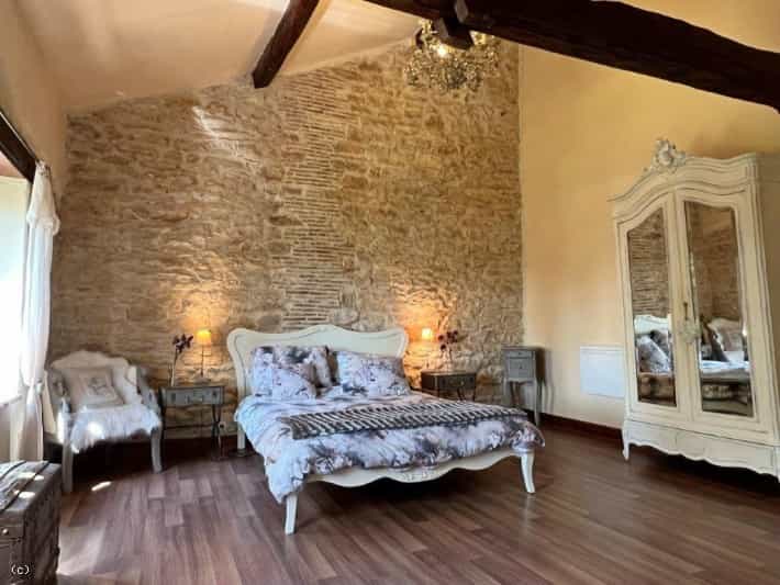 Huis in Champagne-Mouton, Nouvelle-Aquitaine 10219488