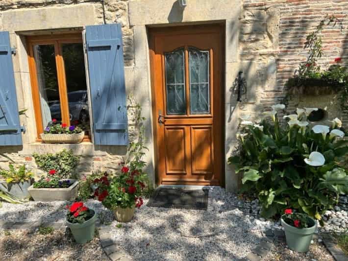 House in Champagne-Mouton, Nouvelle-Aquitaine 10219488