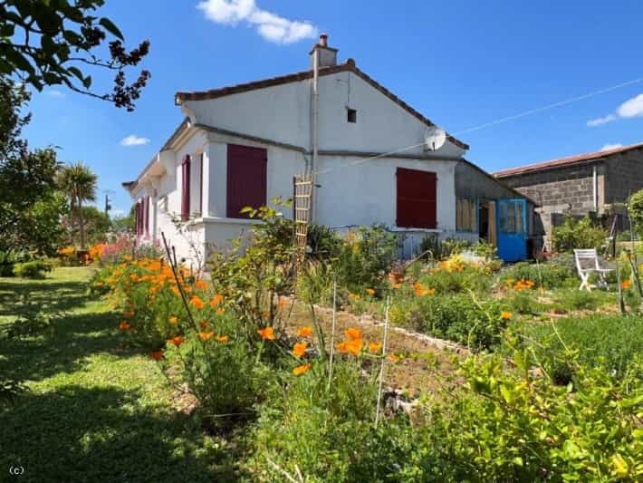 House in Lizant, Nouvelle-Aquitaine 10219493