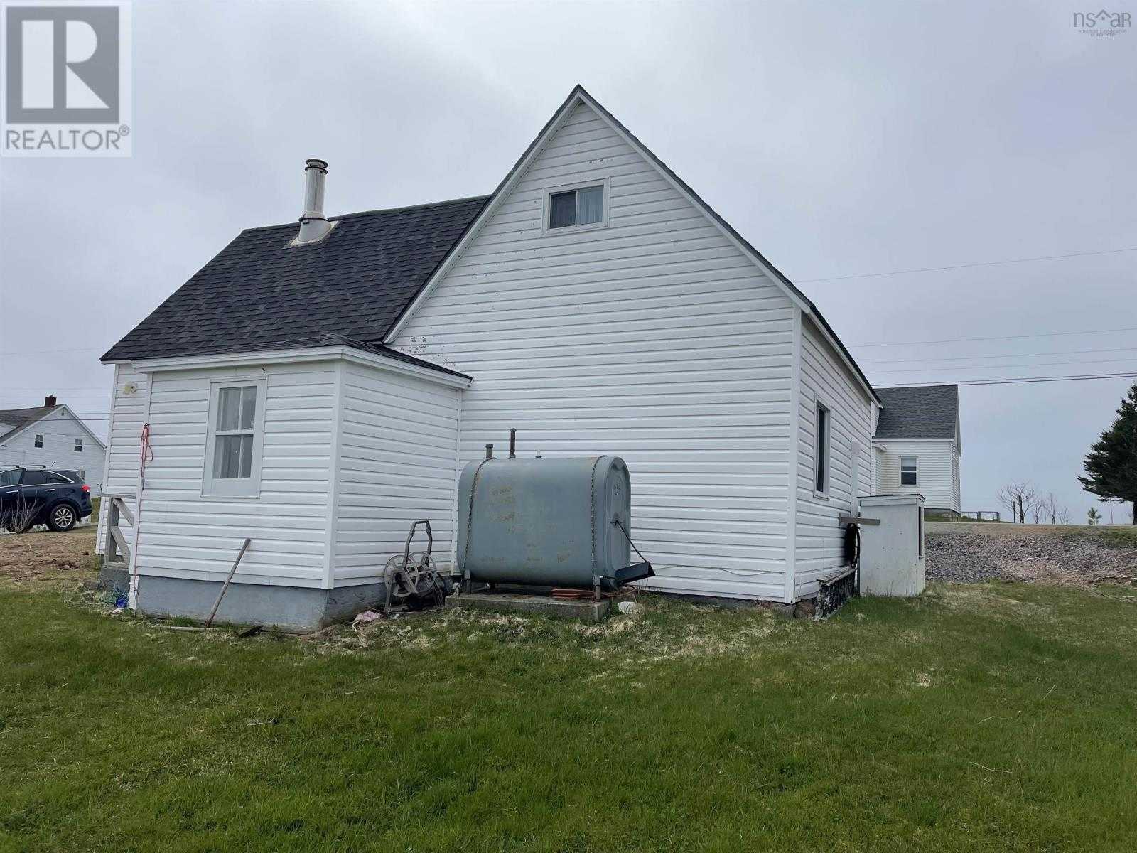 Dom w West Arichat, Nova Scotia 10224108