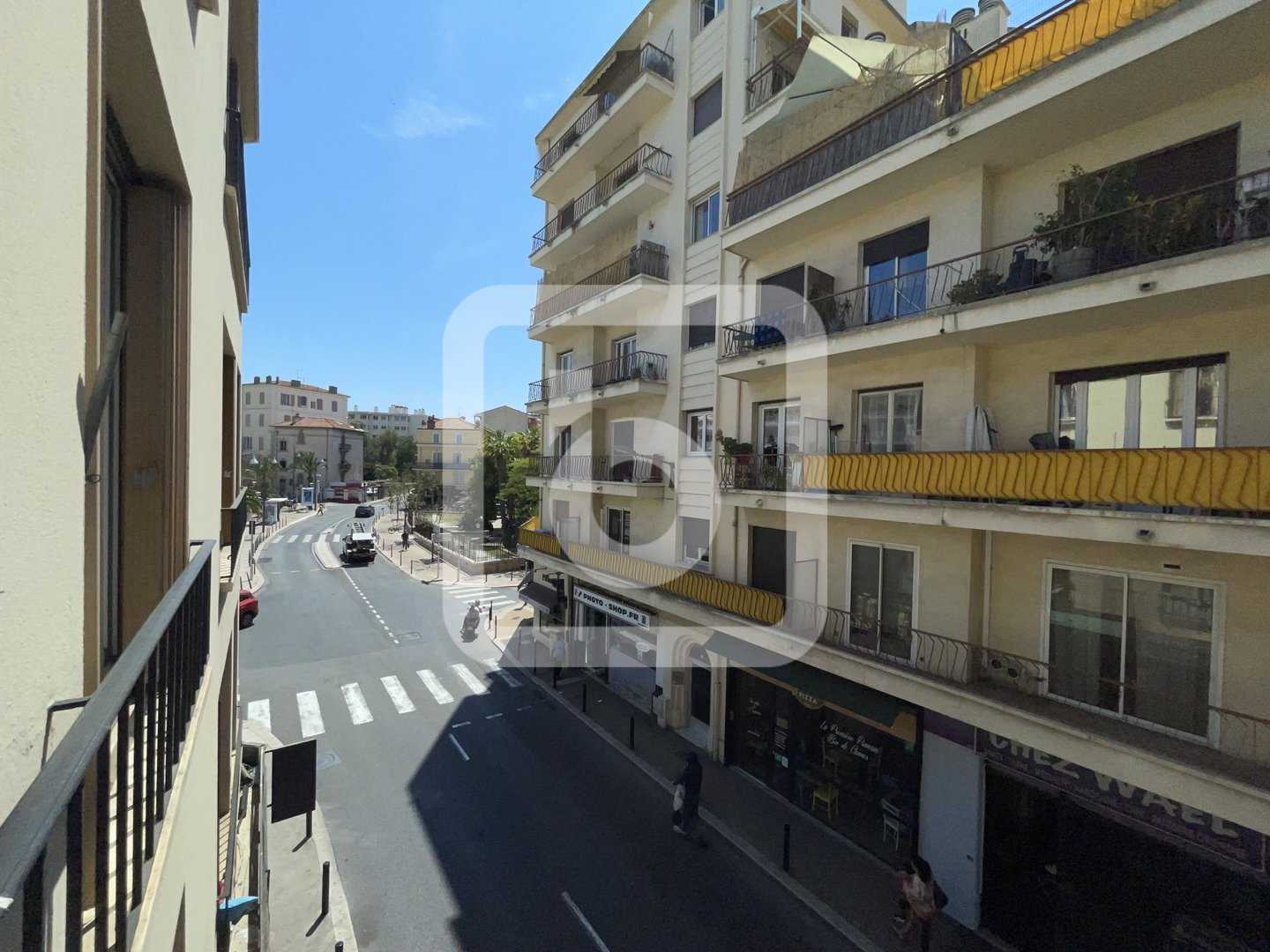 Condominium in Cannes, Provence-Alpes-Côte d'Azur 10225077