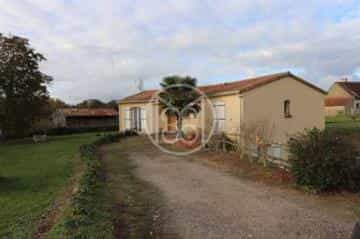 House in Thollet, Nouvelle-Aquitaine 10226929
