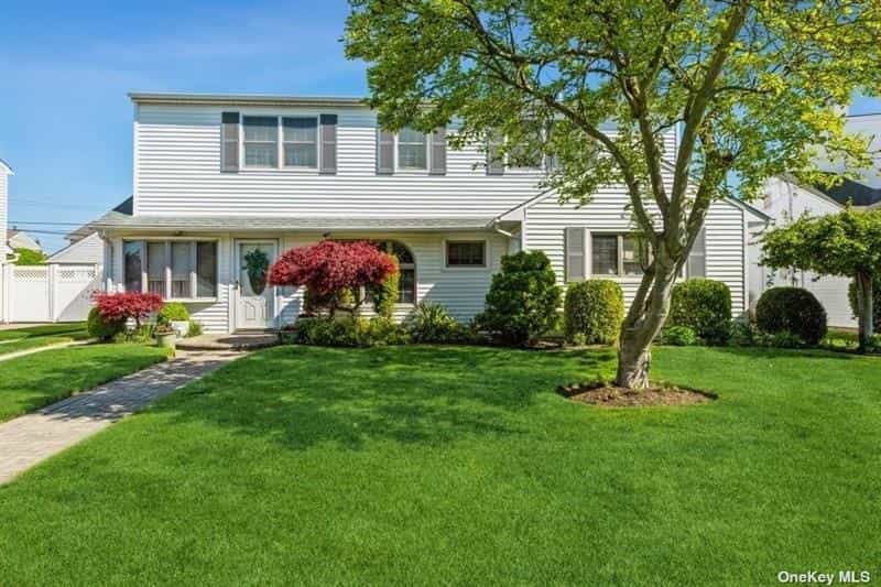House in East Meadow, New York 10227945