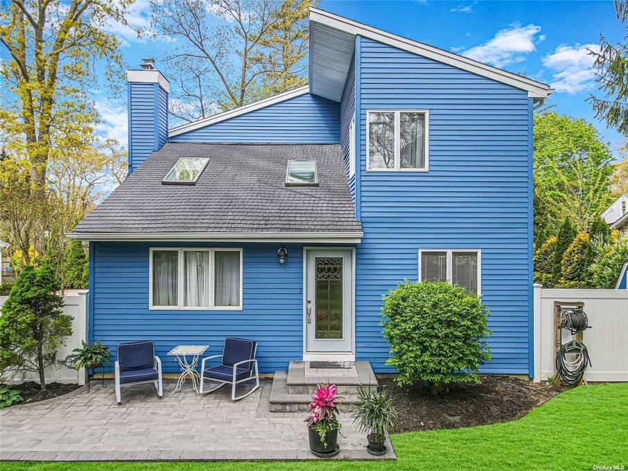 House in Lake Grove, New York 10228039
