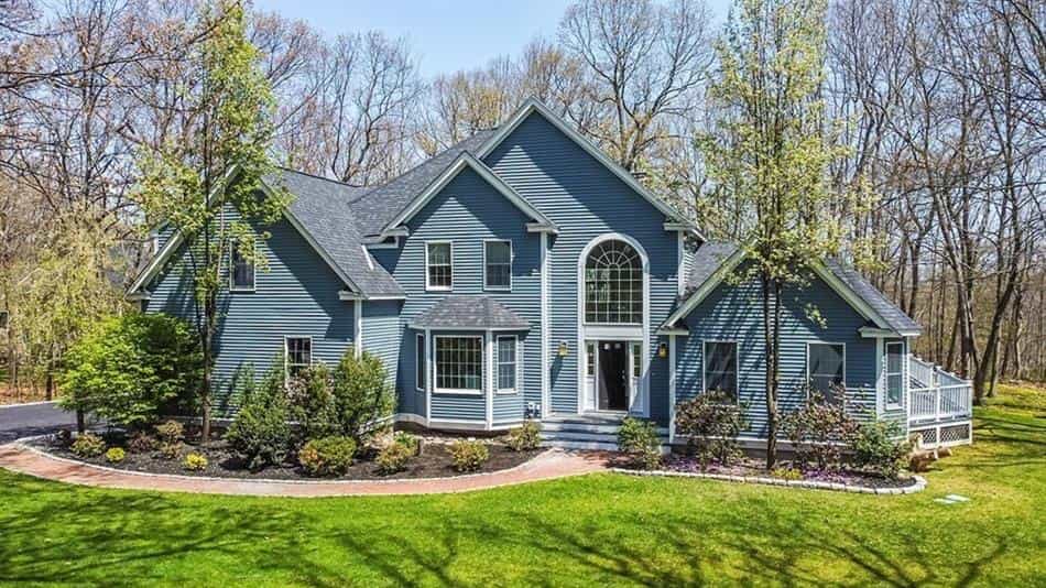 House in Southborough, Massachusetts 10228243