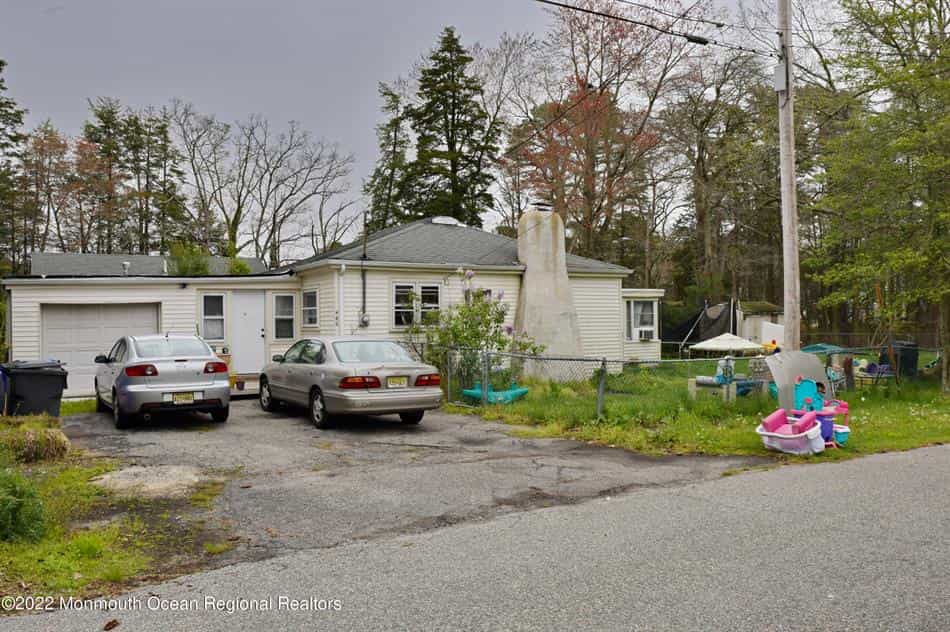 House in Herbertsville, New Jersey 10228323