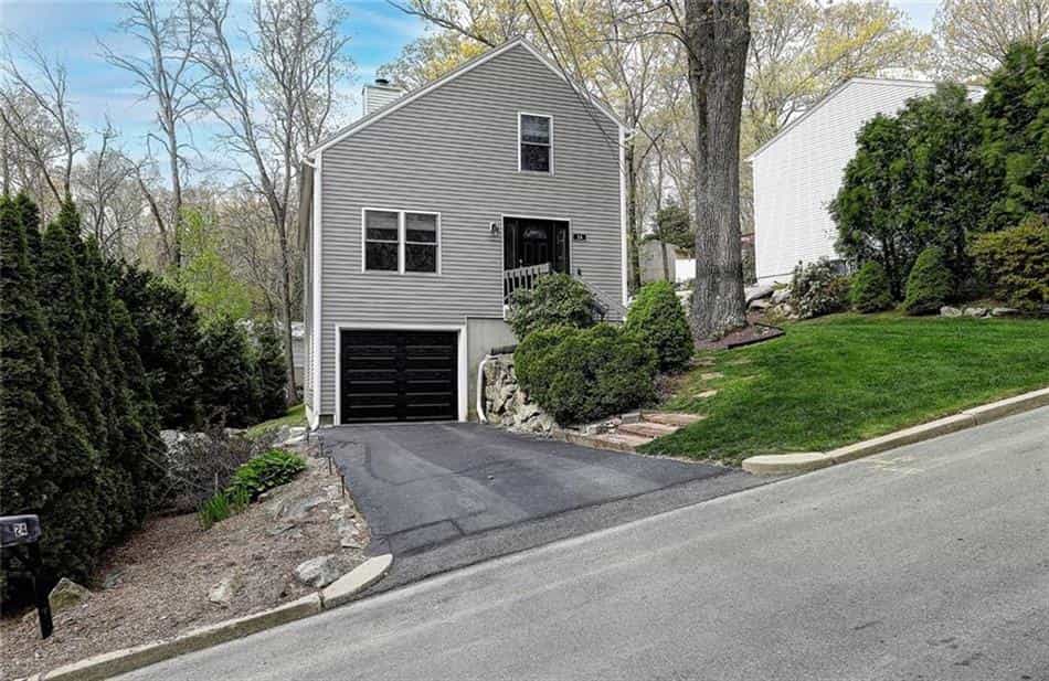 House in Saylesville Highlands, Rhode Island 10228445