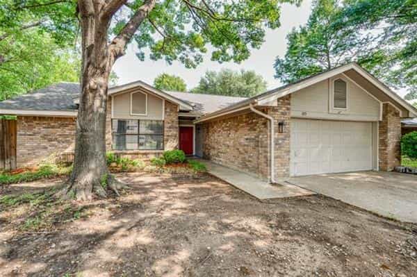 House in Dalworthington Gardens, Texas 10228757