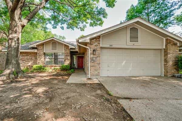 House in Dalworthington Gardens, Texas 10228757