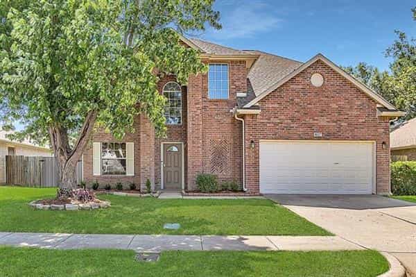 House in Crowley, Texas 10228876