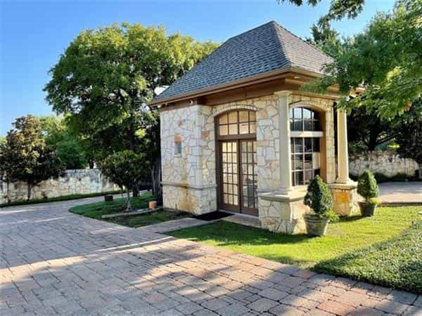 House in Euless, Texas 10228948