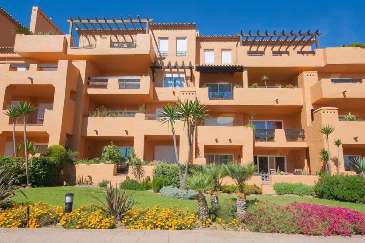 Condominium in Puerto de la Duquesa, Andalusia 10229142