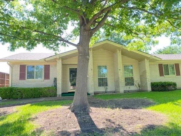 House in Farmers Branch, Texas 10229465