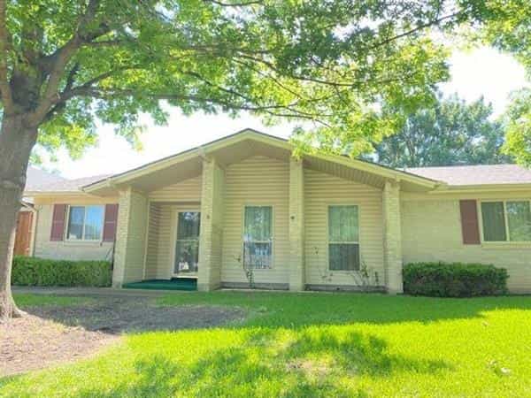 House in Farmers Branch, Texas 10229465
