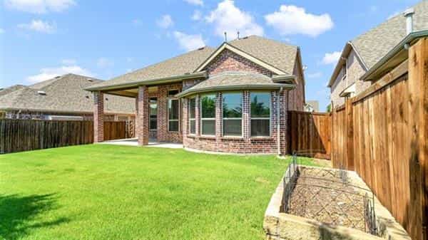 House in Carrollton, Texas 10229772