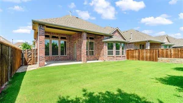 Dom w Carrollton, Texas 10229772