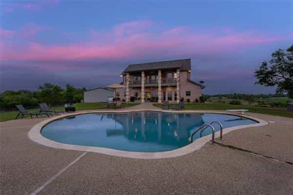 House in Welcome Valley, Texas 10230140
