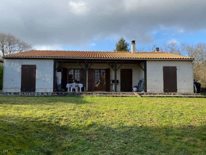 Huis in Nanteuil-en-Vallée, Nouvelle-Aquitaine 10230168