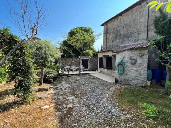 House in Ruffec, Nouvelle-Aquitaine 10230171