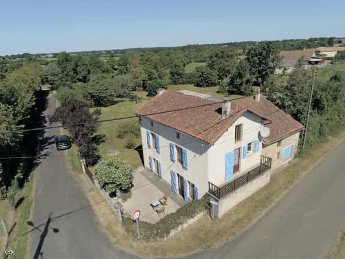 Talo sisään Civray, Nouvelle-Aquitaine 10230179