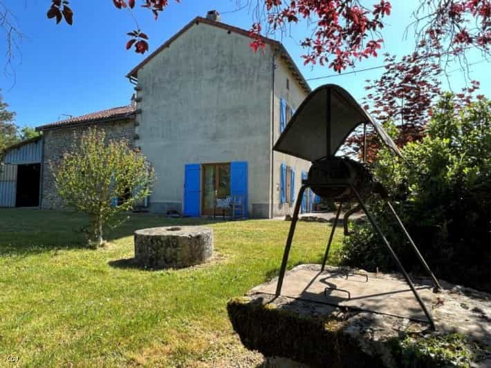 жилой дом в Civray, Nouvelle-Aquitaine 10230179